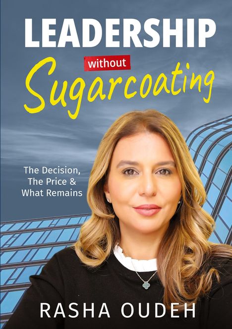 "Leadership without Sugarcoating" und "Rasha Oudeh". Modernes Gebäude im Hintergrund, lächelnde Frau im Vordergrund.