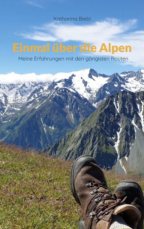 „Einmal über die Alpen“ in Gelb. „Meine Erfahrungen mit den gängigsten Routen“ darunter. Berglandschaft, Wanderschuhe.