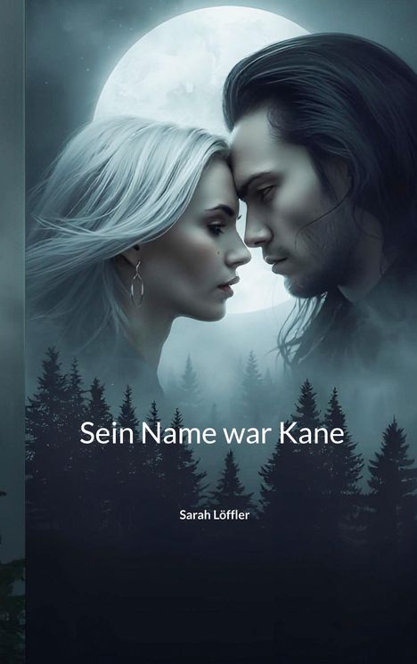 „Sein Name war Kane“ von Sarah Löffler. Zwei Gesichter nahe beieinander vor einem großen Mond, umgeben von Bäumen.