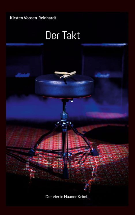 Buchtitel "Der Takt". Autorin Kirsten Voosen-Reinhardt. Schlagzeughocker mit Drumsticks vor dunklem Hintergrund.