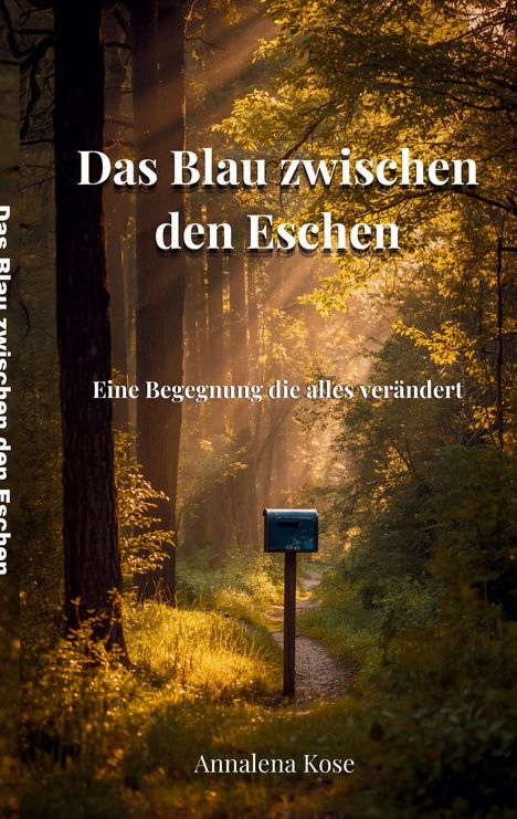 „Das Blau zwischen den Eschen. Eine Begegnung die alles verändert.“ Annalena Kose. Waldweg mit blauer Mailbox.
