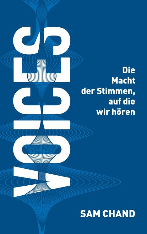 „VOICES“ und „Die Macht der Stimmen, auf die wir hören“ in Weiß auf blauem Hintergrund. Darunter „SAM CHAND“.