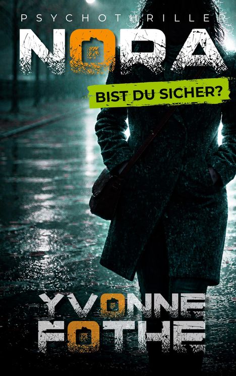 "Psychothriller Nora. Bist du sicher? Yvonne Foth." Eine Frau in einem dunklen Mantel steht auf einer regennassen Straße.