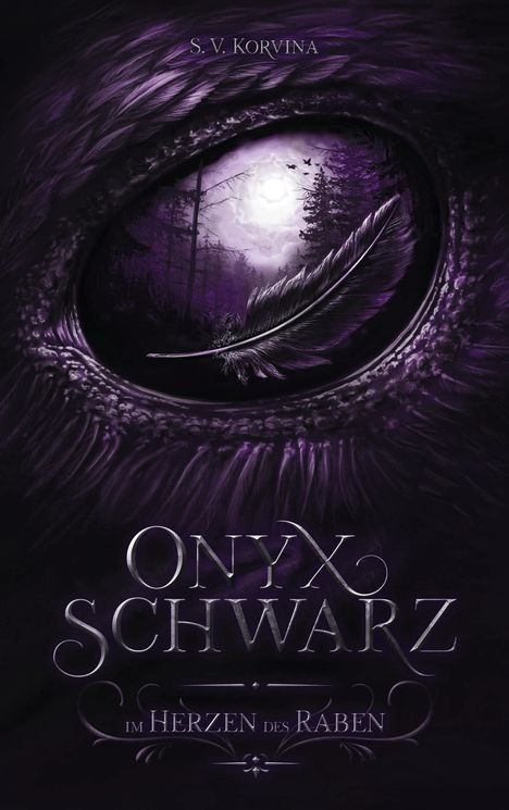 "S.V. Korvina. Onyx Schwarz. Im Herzen des Raben." Eine lila Illustration eines Rabenauges mit einer Feder und Wald.