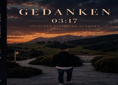 GEDANKEN 03:17 ZWISCHEN LIEBE UND SCHMERZ. Ein Mann blickt auf eine bergige Landschaft bei Sonnenuntergang.