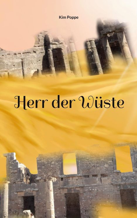 „Herr der Wüste“ und „Kim Poppe“ vor einer alten Ruine, umgeben von gelbem Sand und einem hellen Himmel.