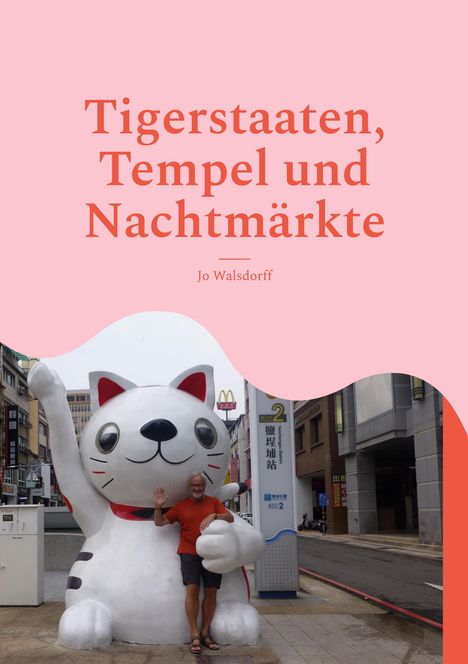 „Tigerstaaten, Tempel und Nachtmärkte“ von Jo Walsdorff. Ein Mann posiert neben einer großen Glückskatze.
