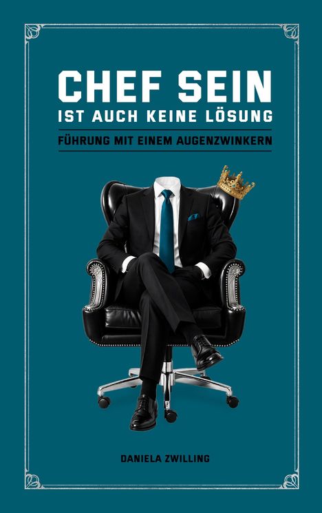 „CHEF SEIN IST AUCH KEINE LÖSUNG. FÜHRUNG MIT EINEM AUGENZWINKERN.“ Ein kopfloser Anzug in einem Sessel.