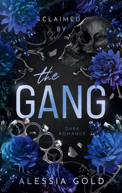 CLAIMED BY THE GANG. Dark Romance. Alessia Gold. Schwarzer Hintergrund, blaue Blumen, Totenkopf, Schlagring.