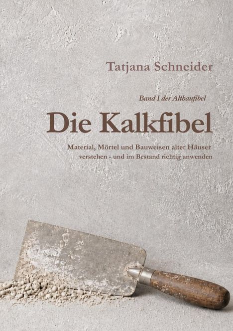 „Tatjana Schneider, Die Kalkfibel“ Text auf strukturierter Oberfläche, mit einer Kelle und Kalksteinen im Vordergrund.