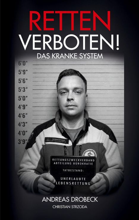 RETTE̵N̵ VERBOTEN! DAS KRANKE SYSTEM. Ein Mann in Uniform vor einer Höhenmesswand hält ein Schild.