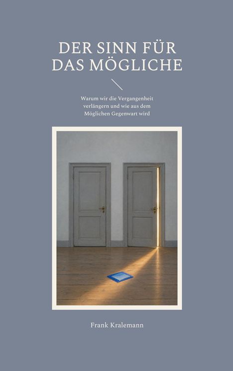 "DER SINN FÜR DAS MÖGLICHE" steht in großen Buchstaben oben. Zwei Türen, Licht aus einer, trifft ein Buch am Boden.