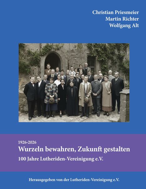1926-2026 Wurzeln bewahren, Zukunft gestalten. Eine historische Gruppenaufnahme vor einem alten Gebäude.