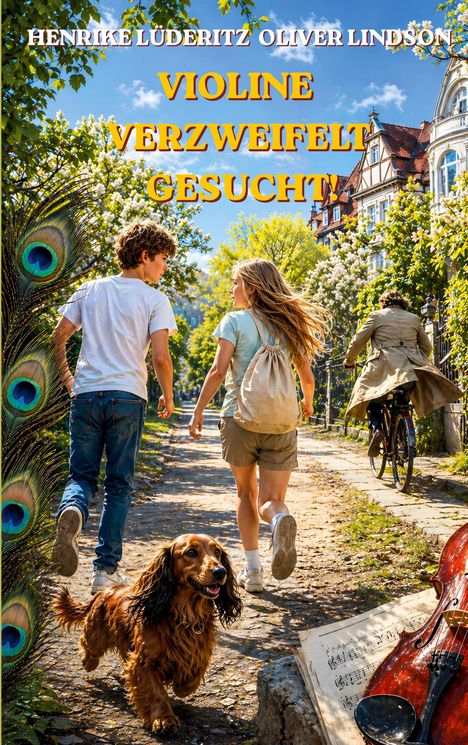 „VIOLINE VERZWEIFELT GESUCHT!“ Zwei Kinder und ein Hund rennen auf einem sonnigen Weg, flankiert von Pfauenfedern.