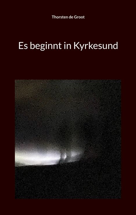 „Thorsten de Groot. Es beginnt in Kyrkesund.” Unscharfes Bild eines dunklen, nebligen Landschaftsbereichs.