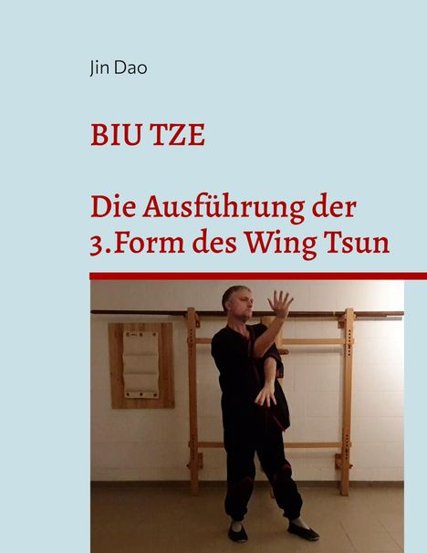 „BIU TZE: Die Ausführung der 3. Form des Wing Tsun“ steht auf hellem Hintergrund. Ein Mann übt Kampfsport.
