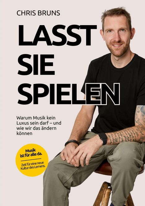 CHRIS BRUNS  
LASST SIE SPIELEN  
Warum Musik kein Luxus sein darf – und wie wir das ändern können.  
Ein Mann sitzt entspannt.