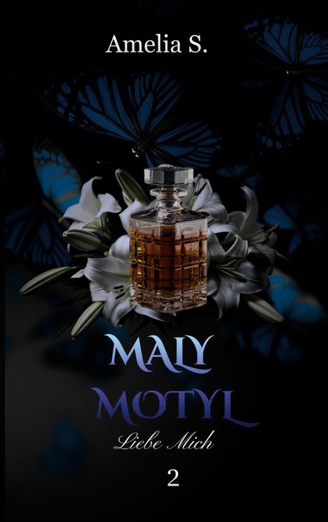 Amelia S. Maly Motyl Liebe Mich 2. Ein Parfümflakon mit weißen Lilien und blauen Schmetterlingen im Hintergrund.