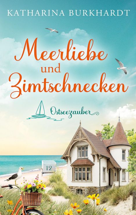 „Meerlieve und Zimtschnecken“; „Ostseezauber“. Ein Haus am Strand, Möwen, ein Fahrrad mit Blumenkorb.