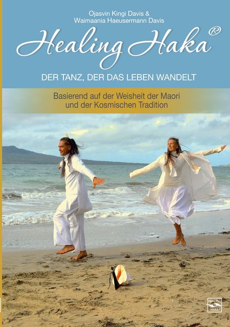 "Healing Haka: Der Tanz, der das Leben wandelt. Basierend auf der Weisheit der Maori und der Kosmischen Tradition." Zwei Personen in Weiß tanzen am Strand.