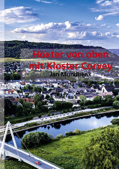 Höxter von oben mit Kloster Corvey, Jan Mundhenk. Eine Stadtansicht mit Fluss, Brücke und bewaldeten Hügeln im Hintergrund.