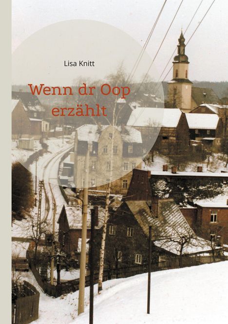 "Lisa Knitt, Wenn dr Oop erzählt", winterliche Dorfansicht mit Kirche, schneebedeckte Häuser und Bahnstrecke.