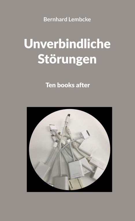 "Bernhard Lembcke. Unverbindliche Störungen. Ten books after." Ein Haufen Kabeladapter auf weißem Hintergrund.
