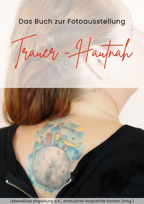 Das Buch zur Fotoausstellung "Trauer - Hautnah". Eine Person mit einem bunten Tattoo auf dem Rücken.
