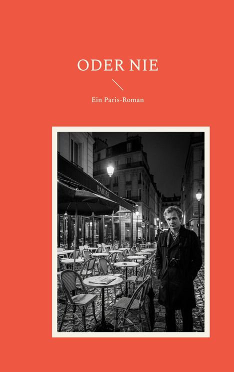 Text: "ODER NIE" und "Ein Paris-Roman". Schwarz-weiß Foto von einem Mann auf einer Pariser Straße bei Nacht.