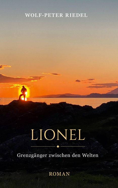 "LIONEL: Grenzgänger zwischen den Welten" von Wolf-Peter Riedel. Silhouette einer Person bei Sonnenuntergang auf Felsen.
