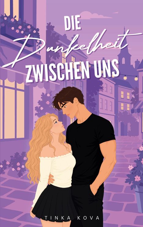 „Die Dunkelheit zwischen uns.“ Zwei Personen umarmen sich in einer lila Umgebung mit Gebäuden und Blumen.