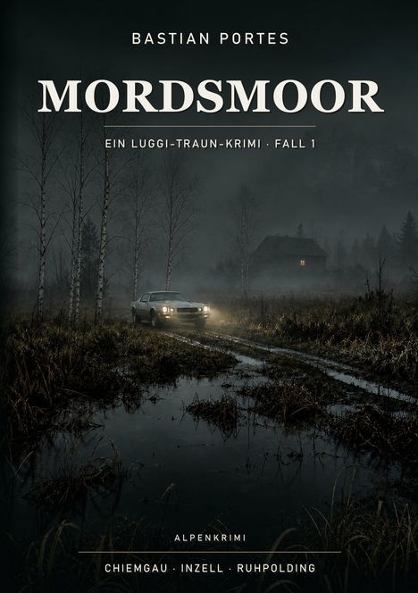 "Mordsmoor", "Ein Luggi-Traun-Krimi: Fall 1". Nebliger Wald, Auto auf nassem Pfad, entferntes Haus mit beleuchtetem Fenster.