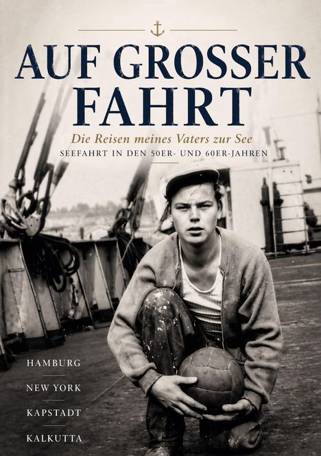 „Auf großer Fahrt. Die Reisen meines Vaters zur See.“ Ein junger Mann mit Mütze auf einem Schiff hält einen Ball.