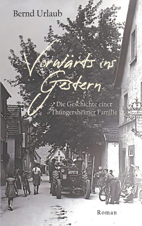 "Vorwärts ins Gestern" von Bernd Urlaub. Ein Schwarz-Weiß-Bild zeigt eine historische Straßenszene mit Traktor und Menschen.