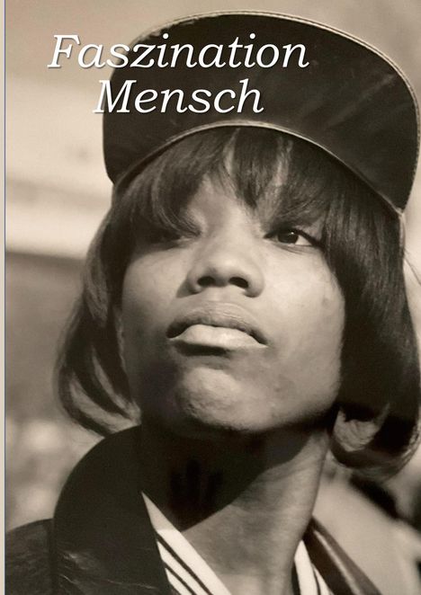 "Faszination Mensch" steht über einem Schwarz-Weiß-Porträt einer Person mit Basecap, die nachdenklich in die Ferne blickt.