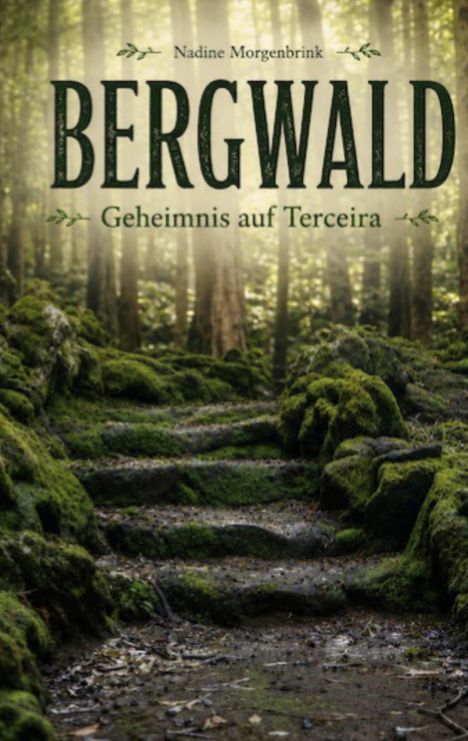 Der Text lautet "Nadine Morgenbrink, BERGWALD: Geheimnis auf Terceira". Ein moosbedeckter Waldweg führt durch dichte Bäume.