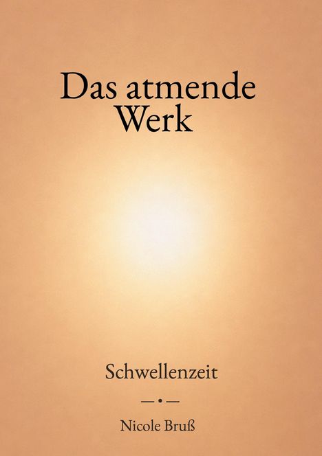 „Das atmende Werk“, „Schwellenzeit“, „Nicole Bruß“. Beigefarbener Hintergrund mit einem sanften Lichtschein in der Mitte.