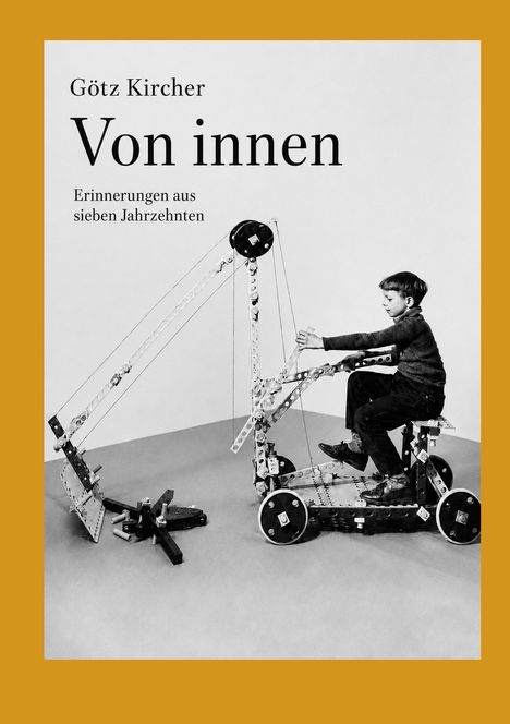 Buchtitel: "Von innen" von Götz Kircher - Erinnerungen aus sieben Jahrzehnten. Kind spielt mit Metallbaukasten.