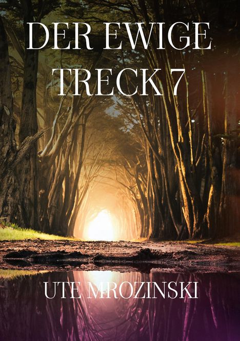 "DER EWIGE TRECK 7" und "UTE MROZINSKI". Ein Weg durch einen dichten, beleuchteten Wald mit Spiegelung im Wasser.