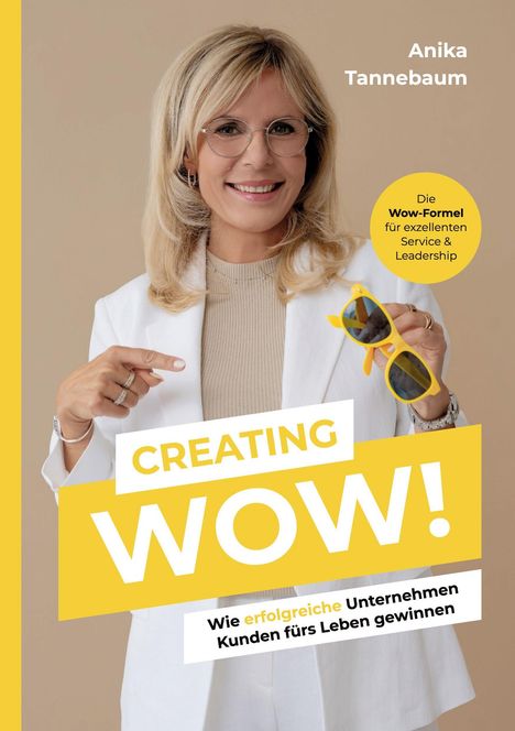 Anika Tannebaum. CREATING WOW! Die Wow-Formel für exzellenten Service & Leadership. Frau mit Brille und gelber Sonnenbrille.