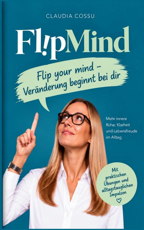 "Flip your mind - Veränderung beginnt bei dir." Frau mit Brille zeigt nach oben, lächelt, trägt weißes Hemd.