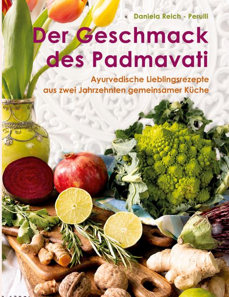 "Der Geschmack des Padmavati" mit buntem Gemüse wie Romanesco, Limetten, Granatapfel und Gewürzen auf Holzbrett.