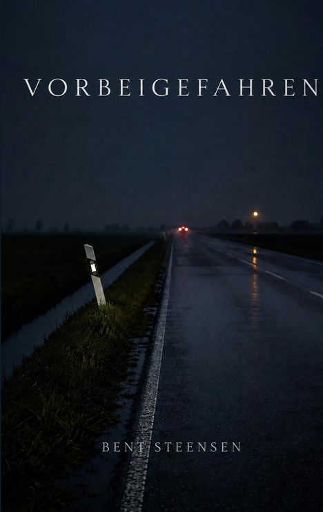 "VORBEIGEFUHREN" oben, "BENT STEENSEN" unten. Eine nasse Landstraße bei Nacht, Rücklichter eines Autos in der Ferne.