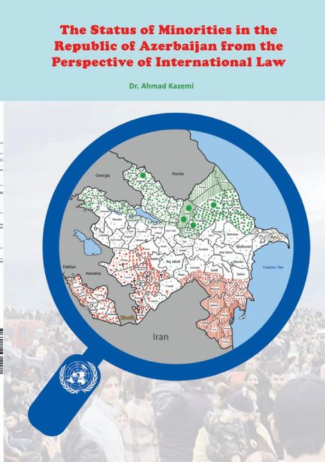 "The Status of Minorities in the Republic of Azerbaijan from the Perspective of International Law" von Dr. Ahmad Kazemi. Kartenillustration der Region Aserbaidschan mit farblichen Markierungen und einem blauen Rahmen. Darunter Menschenmenge, Lupe mit UN-Logo.