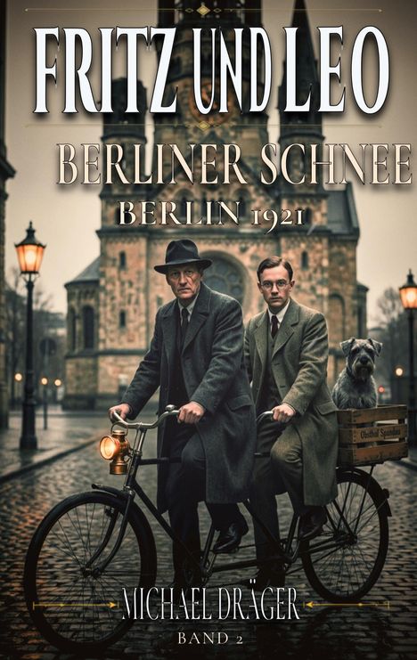 "FRITZ UND LEO Berliner Schnee Berlin 1921, Michael Dräger Band 2". Zwei Männer und ein Hund auf einem Tandem vor Kirche.