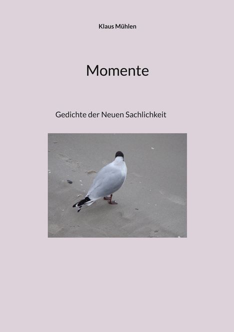 „Klaus Mühlen, Momente, Gedichte der Neuen Sachlichkeit.“ Eine Möwe steht auf sandigem Boden.