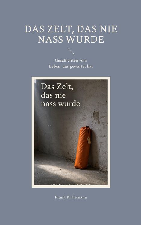 „Das Zelt, das nie nass wurde. Geschichten vom Leben, das gewartet hat.“ Ein oranger Zeltbeutel in einem Raum.