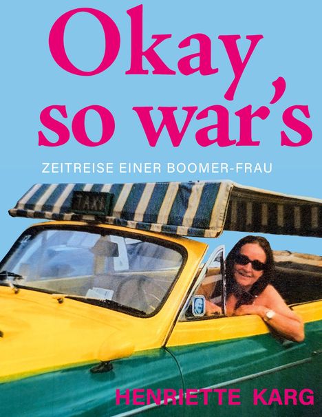 „Okay, so war's. Zeitreise einer Boomer-Frau.“ Eine Frau sitzt in einem gelb-grünen Auto mit gestreiftem Verdeck.
