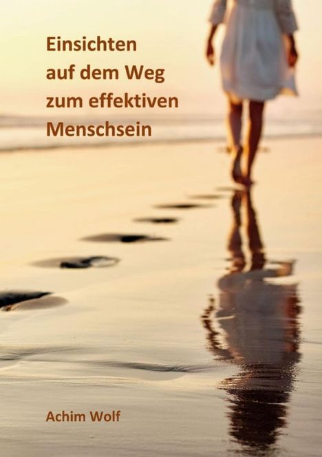 Texte: "Einsichten auf dem Weg zum effektiven Menschsein" und "Achim Wolf". Eine Person geht am Strand, hinterlässt Fußspuren.