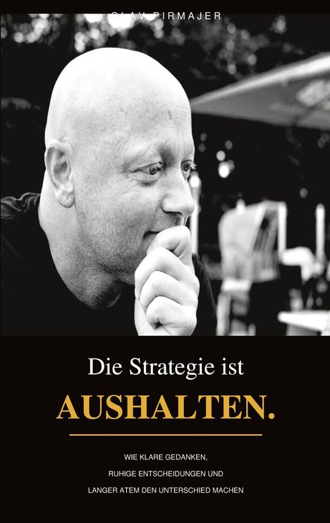 Text: "Die Strategie ist AUSHALTEN. WIE KLARE GEDANKEN, RUHIGE ENTSCHEIDUNGEN UND LANGER ATEM DEN UNTERSCHIED MACHEN." Ein Mann, nachdenklich.